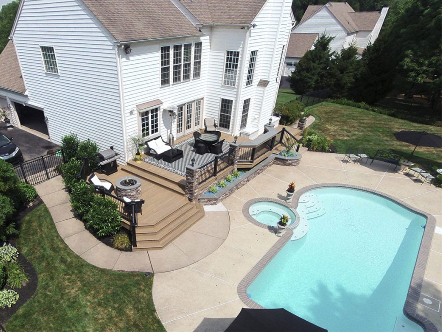 Outdoor Pool Deck Decorating Ideas